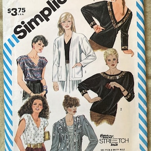 Puede incluir: Patrón de costura Simplicity número 6202 para una blusa de mujer. El patrón incluye cuatro estilos diferentes de blusas con varios escotes, longitudes de manga y adornos. El patrón está disponible en las tallas 10, 12 y 14.