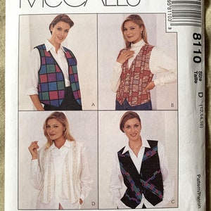 Puede incluir: Un patrón de costura para un chaleco, con cuatro estilos diferentes. El patrón es para las tallas 12, 14 y 16. El patrón se llama "Creative Woman's Sewing Patterns" de Remy Zemen.