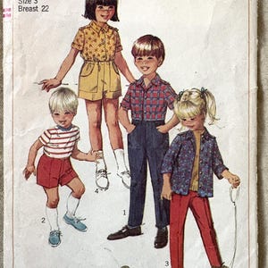Könnte beinhalten: Vintage Simplicity Schnittmuster 7333 mit Illustrationen von Kinderkleidung. Das Muster enthält Designs für Shorts, Hosen, Hemden und eine Jacke. Der Umschlag zeigt den Text "Child Size 3, Breast 22". Das Bild zeigt auch einen Hund.