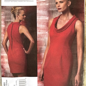 Puede incluir: Un patrón de vestido rojo sin mangas de Cynthia Steffe para Vogue Patterns. El patrón presenta un cuello de cisne y una silueta ajustada. El número de patrón es V1151, y el rango de tallas es EE (14-16-18-20).