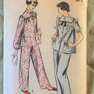 Puede incluir: Patrón de costura vintage para pijamas, con dos mujeres que llevan diferentes estilos. El patrón es de Advance, talla 12, pecho 76 cm. El patrón está impreso en papel marrón claro con un diseño floral azul y rojo descolorido.