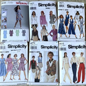 Może przedstawiać: Kolekcja kopert z wykrojami do szycia Simplicity. Wzory przedstawiają ilustracje sukienek, bluzek i kamizelek. Koperty są białe z czarnym tekstem i zawierają słowa "easy to sew".