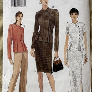 Pode incluir: Padrão de costura Vogue Patterns 9698. O padrão apresenta ilustrações de três roupas diferentes: um fato, um casaco e calças, e um vestido. O tamanho do padrão é 6-8-10.
