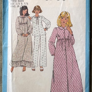 Puede incluir: Patrón de costura Simplicity vintage 8765 con ilustraciones de diseños de ropa de dormir. El patrón incluye un camisón largo con estampado floral, un conjunto de pijama con estampado floral y una bata acolchada. Tallas 5/6 y 7/8.
