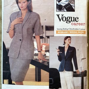 Puede incluir: Un patrón de costura para un traje de mujer de Anne Klein II. El patrón es para una chaqueta y una falda, y el número de patrón es 2296. El patrón es de Vogue career, y la calificación de costura es promedio.
