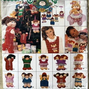 Può includere: Un modello di cucito vintage per realizzare bambole Cabbage Patch Kids. Il modello include istruzioni per realizzare una varietà di bambole, tra cui una bambola a tema natalizio con un abito rosso e bianco, una bambola con un abito blu e bianco e una bambola con un abito rosa e bianco. Il modello include anche istruzioni per realizzare vestiti e accessori per bambole.