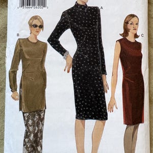 Può includere: Modello di cucito Vogue Easy Options 9721. Il modello include illustrazioni di tre diversi modelli di abito. La taglia del modello è 6-8-10. La copertina presenta il testo "Vogue Easy Options" e il numero del modello.