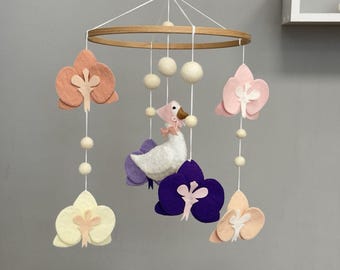 Goose Baby-mobil: Filtorkidéer och vildblommor på träring