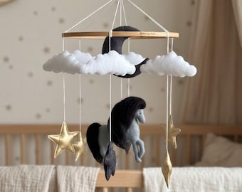 Móvil infantil de caballito hecho a mano con luna y estrellas de fieltro para decoración neutra de la habitación del bebé.