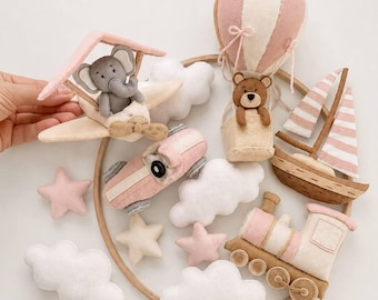 Móbile de viagem vintage feito à mão para bebê com ursinho de pelúcia e detalhes em rosa para quarto de bebê.