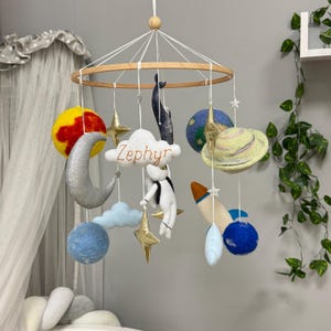 Móvil espacial de fieltro personalizado, decoración infantil personalizada, astronauta, planetas y estrellas.