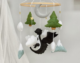 Móbile de bebê dragão de feltro, decoração de quarto de bebê de fantasia, móbile de berço com tema de floresta