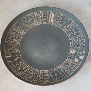 Piatto decorativo, centrotavola moderno grigio con disegni geometrici,  in ceramica fatto a mano.