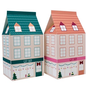 Op de afbeelding: Twee kartonnen cadeaudozen in de vorm van huizen met een kerstthema. De dozen zijn versierd met een groen en roze dak, ramen en een bord met de tekst "Gift Shop".