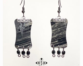 Pendientes de arte portátiles pintados a mano plateados y negros con cuentas - The Fun Classics