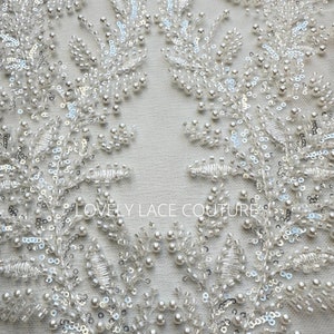 LL-1560, Exquisiter Braut Spitzenstoff mit Perlen and transparenten Pailletten in Farbe off-white, Hochzeitsspitze mit Blütendesign, ab 0,5m