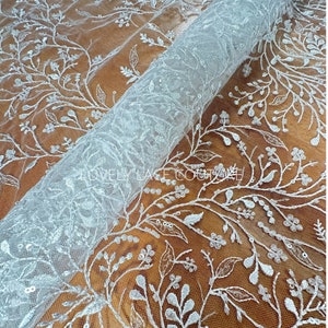 LL-1568, splendido tessuto in pizzo delicato con motivo a foglie in colore bianco con perline e paillettes per abiti da sposa o da comunione, da 0,5 m