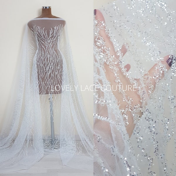 Schöne funkelnde Brautspitze in weiß mit silbernen Stiftperlen und transparenten Pailletten, Hochzeitspitze, glänzende Spitze LL-1450