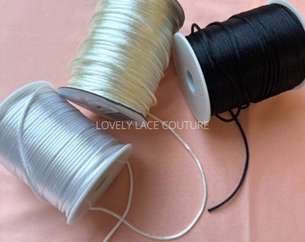 Cordão de cetim de 5 m, 10 m ou 20 m, 2,5 mm, nas cores branca, marfim ou preta.