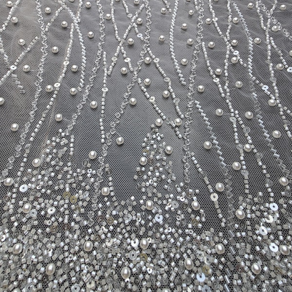 Tecido de renda branca artesanal de alta costura com miçangas para vestidos de noiva.