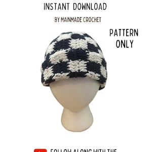 Może przedstawiać: Granatowo-biała czapka w kratę, prezentowana na głowie manekina. Na zdjęciu widnieje napis "CHECKERED BEANIE INSTANT DOWNLOAD BY MAINMADE CROCHET" oraz "PATTERN ONLY". Widoczne jest również logo YouTube z napisem "FOLLOW ALONG WITH THE VIDEO TUTORIAL".