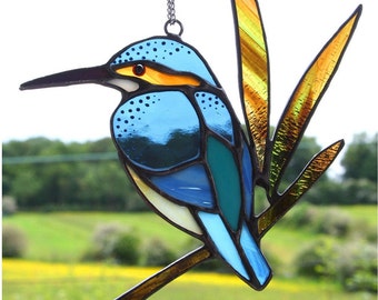 Un majestueux attrape-soleil martin-pêcheur bleu et orange en verre teinté. Un cadeau inspiré de la nature, parfait pour les amateurs d'oiseaux. Cadeau de Noël pour amateur d'oiseaux