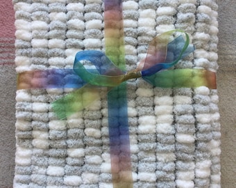 Babydekentje met pompon/ babydekentje/ kraamcadeau/ sjaal/ grijs en wit