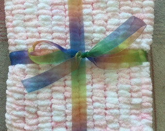 Babydeken met pompon/ deken/ kraamcadeau/ sjaal/ bonbon/ roze, wit
