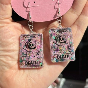 Carte de tarot Death Kitty Boucles d'oreilles en résine confettis rose pastel