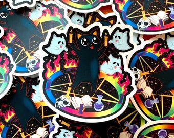 Puede incluir: Un conjunto de pegatinas coloridas con un gato negro con un pentagrama y otros símbolos ocultos. Las pegatinas están sobre un fondo arcoíris con una variedad de otros símbolos y diseños.