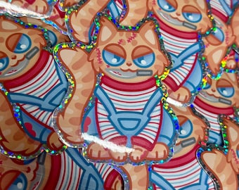 Puede incluir: Colección de pegatinas con un gato de dibujos animados con pelaje naranja, ojos azules y aspecto cosido. El gato lleva una camisa a rayas rojas y blancas, un peto azul y un cuchillo en la boca. Las pegatinas tienen un borde holográfico y brillante.