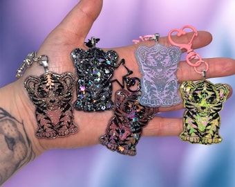 Llavero con purpurina morada de tigre inspirado en Lisa Frank