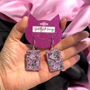 Boucles d'oreilles en résine tarot emo rose chaton mortuaire violet pastel