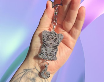 Llavero colgante con cola de tigre, holográfico, plateado y con purpurina morada, inspirado en Lisa Frank