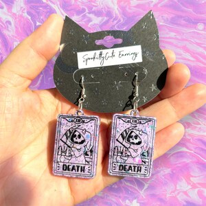 Carte de tarot Death Kitty Boucles d'oreilles en résine scintillante violette pastel