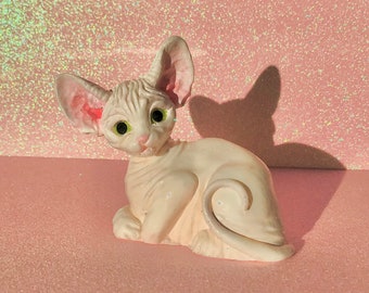 Figura de esfinge pintada a mano