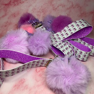 Lilafarbenes Armband mit Katzenmotiv