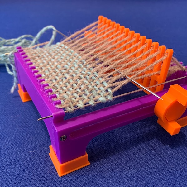 Loomie, the Little Rigid Heddle Loom: weave small squares (4 inch / 10cm) in a flash!