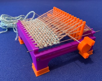 Loomie, the Little Rigid Heddle Loom: weave small squares (4 inch / 10cm) in a flash!
