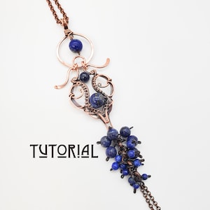 K&ouml;nnte beinhalten: Kupferdraht-Anh&auml;nger-Halskette mit blauen Lapislazuli-Perlen. Der Anh&auml;nger hat ein kompliziertes drahtgewickeltes Design mit einer Ansammlung von Perlen am Boden. Das Wort "TUTORIAL" ist schwarz gedruckt.