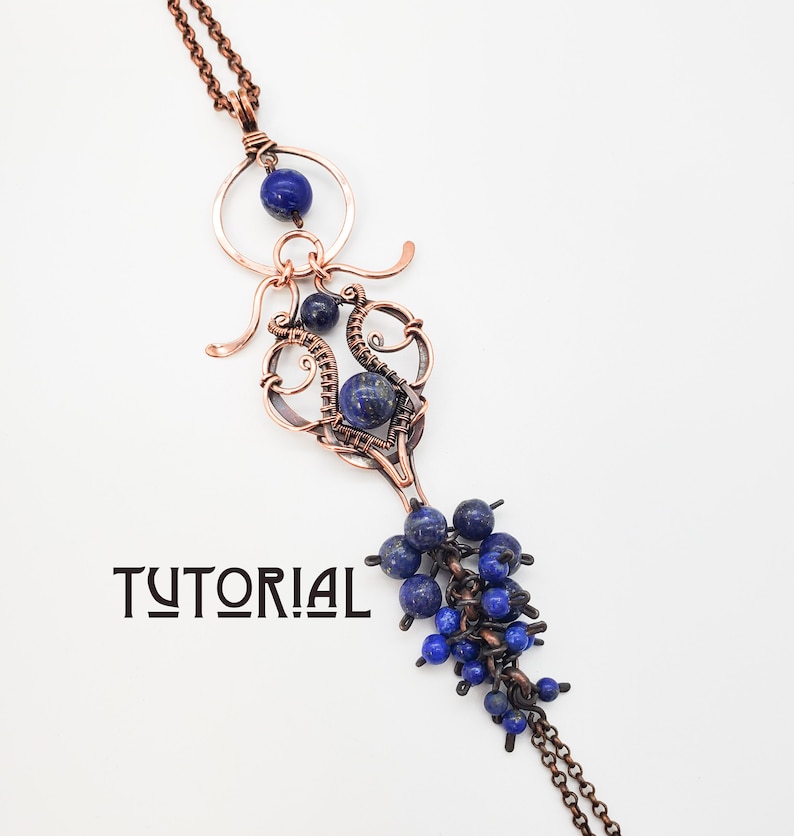 K&ouml;nnte beinhalten: Kupferdraht-Anh&auml;nger-Halskette mit blauen Lapislazuli-Perlen. Der Anh&auml;nger hat ein kompliziertes drahtgewickeltes Design mit einer Ansammlung von Perlen am Boden. Das Wort "TUTORIAL" ist schwarz gedruckt.