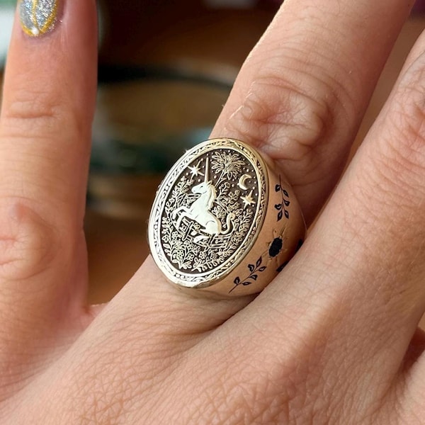 Sterlingzilveren ring met gegraveerde eenhoorn – saffieraccenten, mythische sieraden