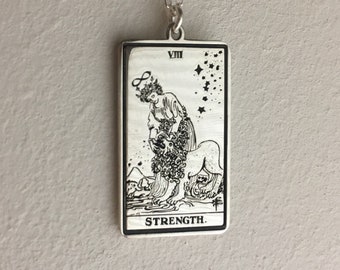 Collar de la Carta del Tarot de la Fuerza: Colgante de Rider Waite en plata de ley 925