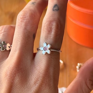 Puede incluir: Un juego de tres tazas de cerámica con un acabado moteado y mate. Las tazas son de color crema, gris claro y gris oscuro. Cada taza tiene un diseño simple y minimalista, ideal para café o té.