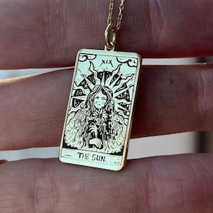 Conception spéciale de la carte de tarot The Sun de Linerworks, collier en argent carte de tarot The Sun, bijoux de tarot illustration soleil