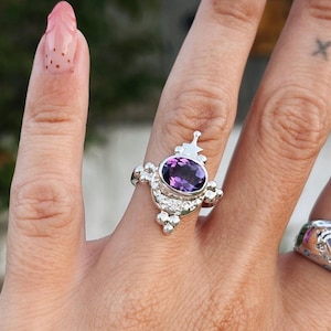 Anillo de amatista con diseño de bruja, plata 925, joya celestial con un toque de declaración
