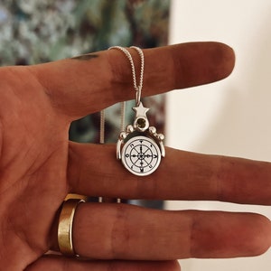 Colar gravado com detalhes de cartas de tarô da Roda da Fortuna e La Luna, colar com detalhes de cartas de tarô de pedras preciosas, colar de prata 925 girado