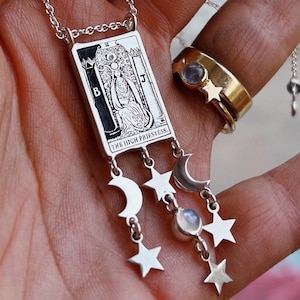 Maan en sterren bungelende edelsteen De hogepriesteres Tarotkaartketting, aangepaste tarotkaartenhanger, maansteen tarotkaartsieraden