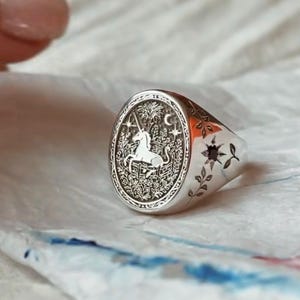 Bague en argent sterling gravée d'une licorne – Accents saphir, Bijou mythique