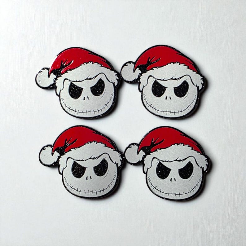 Pu&ograve; includere: Quattro spille smaltate identiche raffiguranti il volto rotondo, bianco e scheletrico di un personaggio con grandi occhi scuri e scintillanti e una bocca cucita, ognuna con un cappello da Babbo Natale rosso vivo con bordo bianco.